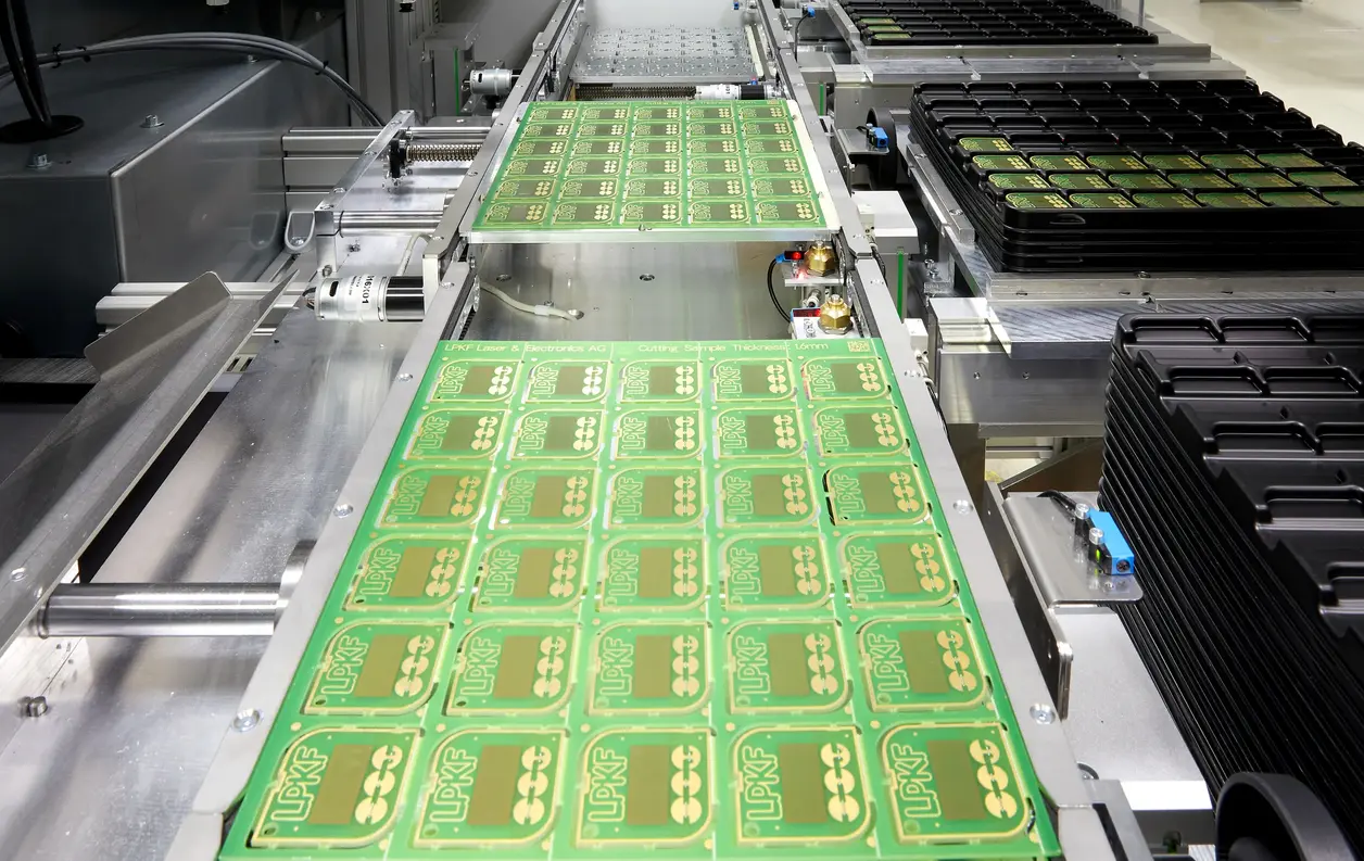Linea di depaneling laser LPKF con pannelli di PCB