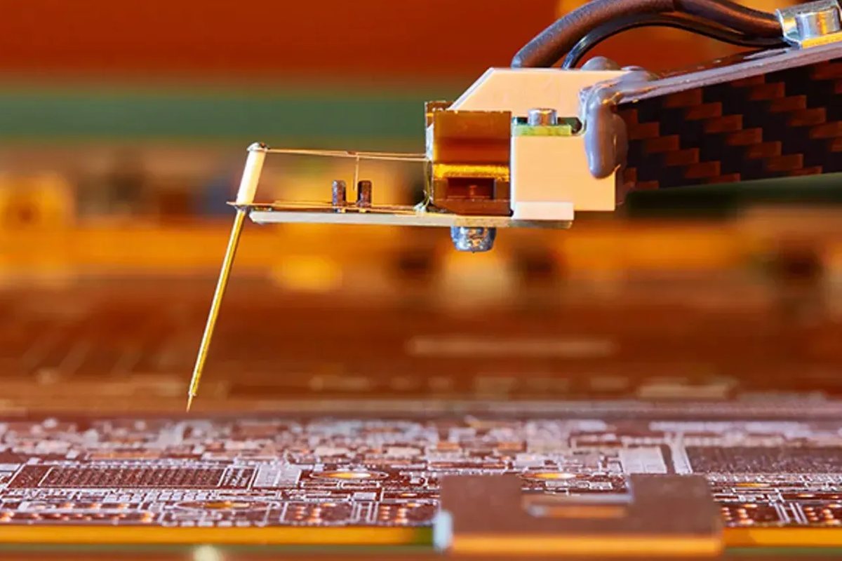 Sonda di un tester flying probe a contatto con un circuito stampato